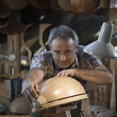 Urs Langenbacher Zupfinstrumentenbaumeister Urs Langenbacher passt Eibenspäne für eine neue Laute an.